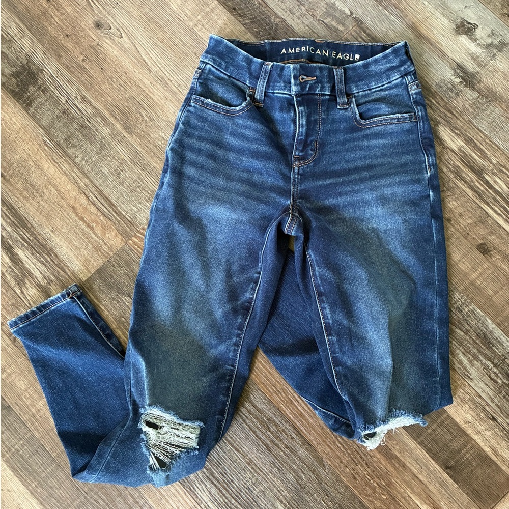 American eagle curvy high rise jeggings with distressed knees